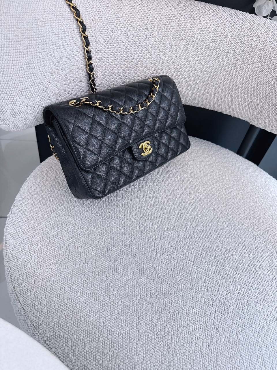BLACK QUILTED CAVIAR LEATHER MEDIUM CLASSIC DOUBLE FLAP HANDBAG GHW