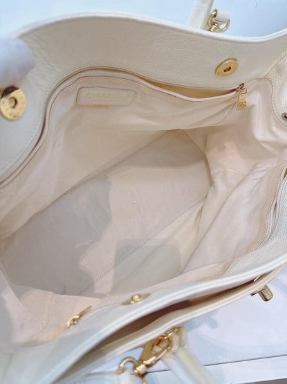 WHITE CAVIAR LEATHER CERF SHOPPER TOTE