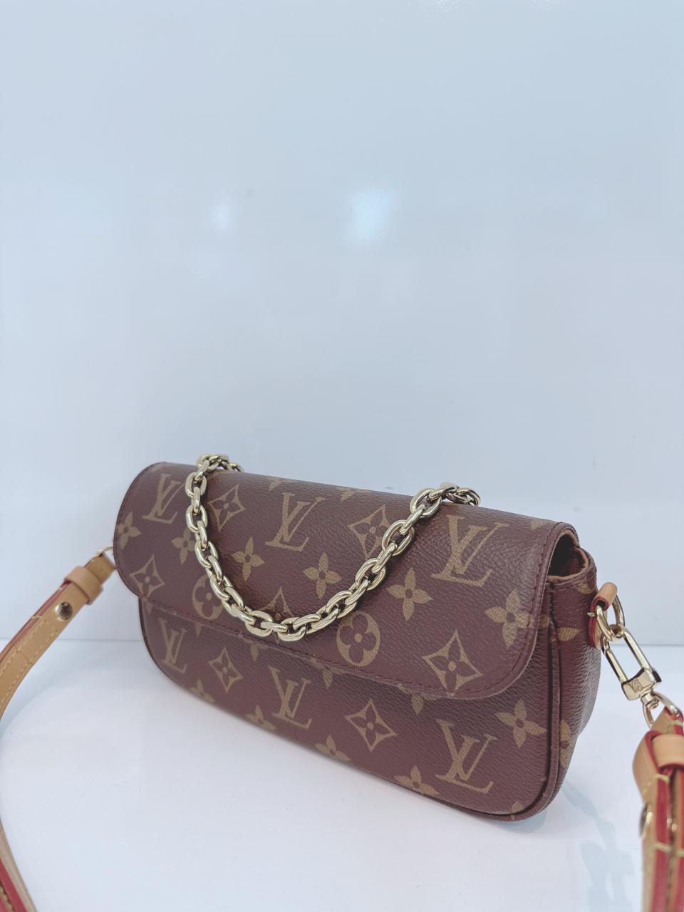 MONOGRAM CANVAS IVY WALLET ON CHAIN