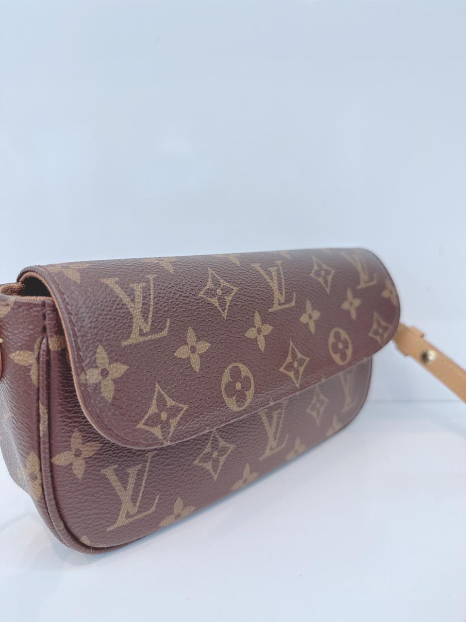 MONOGRAM CANVAS IVY WALLET ON CHAIN