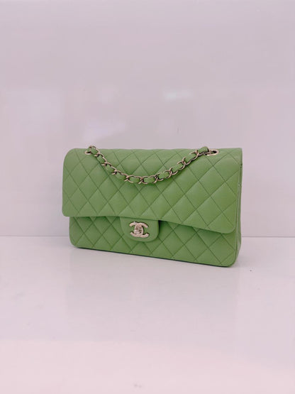 GREEN SHINY CAVIAR MEDIUM CLASSIC DOUBLE FLAP HANDBAG LIGHT GOLD HARDWARE
