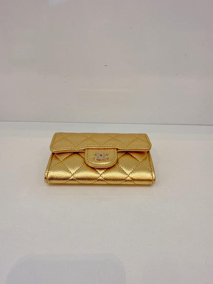 GOLD METALLIC GRAINED SHINY CALFSKIN AND GOLD TONE METAL CLASSIC CARD HOLDER