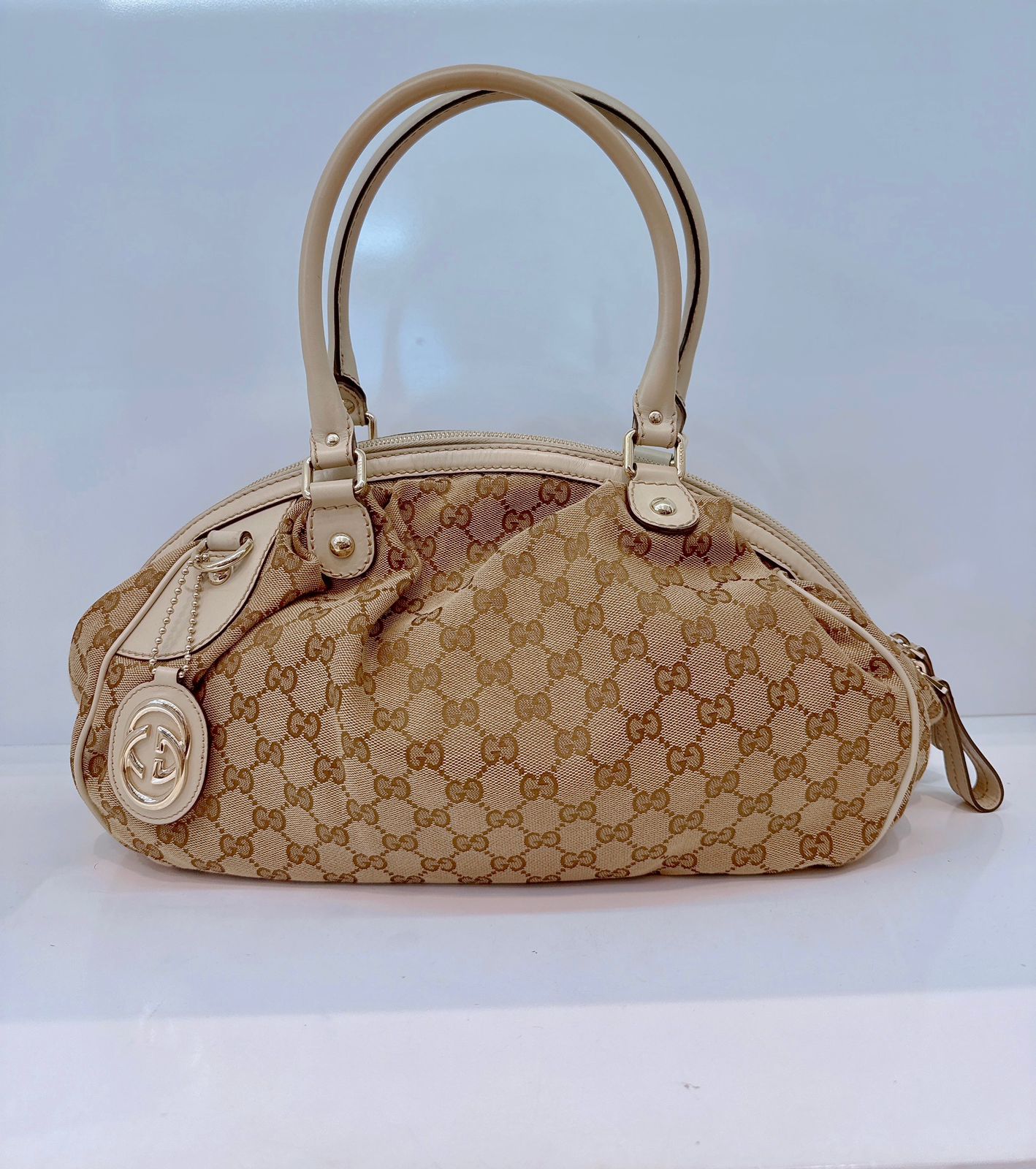 BEIGE WHITE GG CANVAS AND LEATHER SUKEY DOME BAG