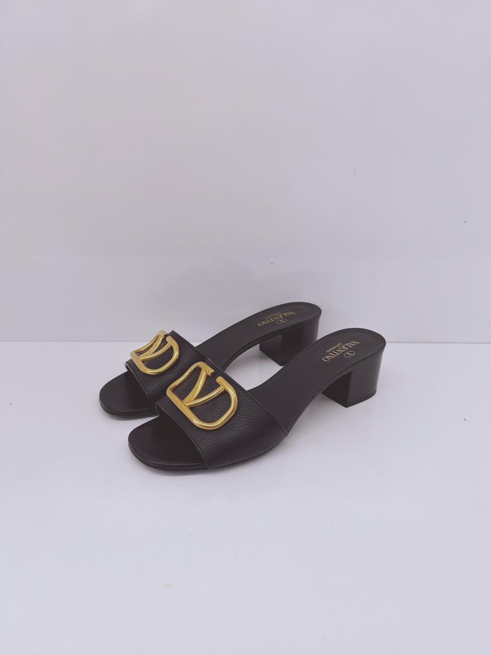 BLACK LEATHER VLOGO SIGNATURE OPEN TOE SLIDES SANDALS 38