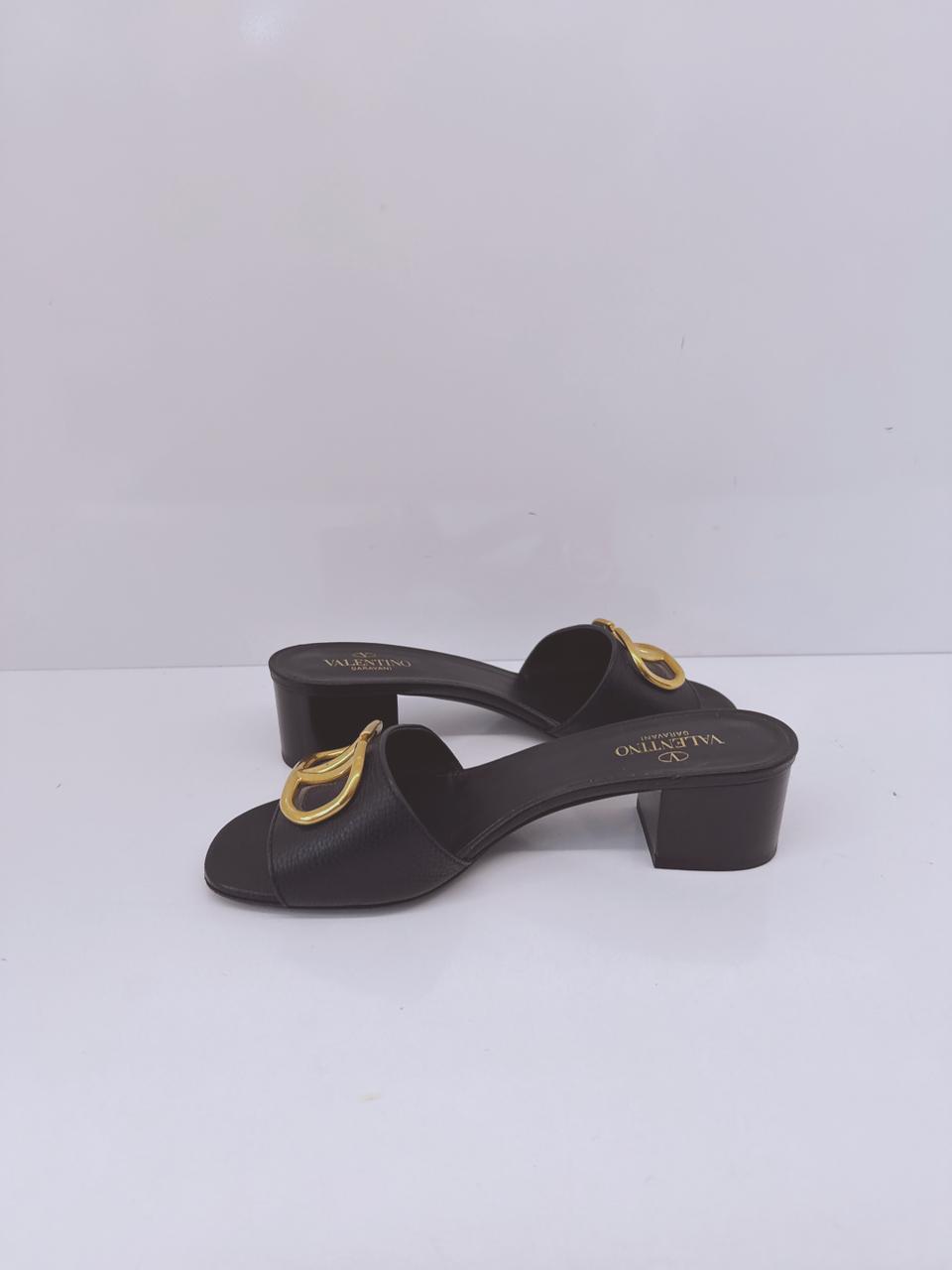 BLACK LEATHER VLOGO SIGNATURE OPEN TOE SLIDES SANDALS 38