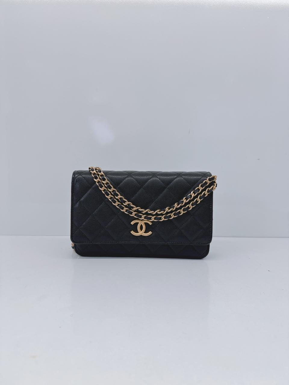 BLACK SHINY GRAINED CALFSKIN CC GOLD TONE WALLET ON CHAIN