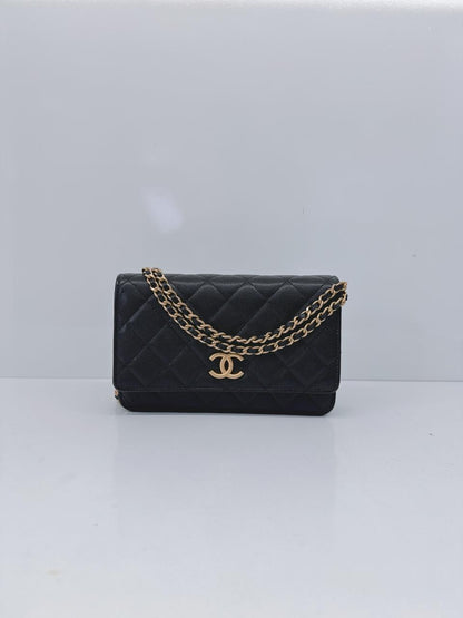 BLACK SHINY GRAINED CALFSKIN CC GOLD TONE WALLET ON CHAIN