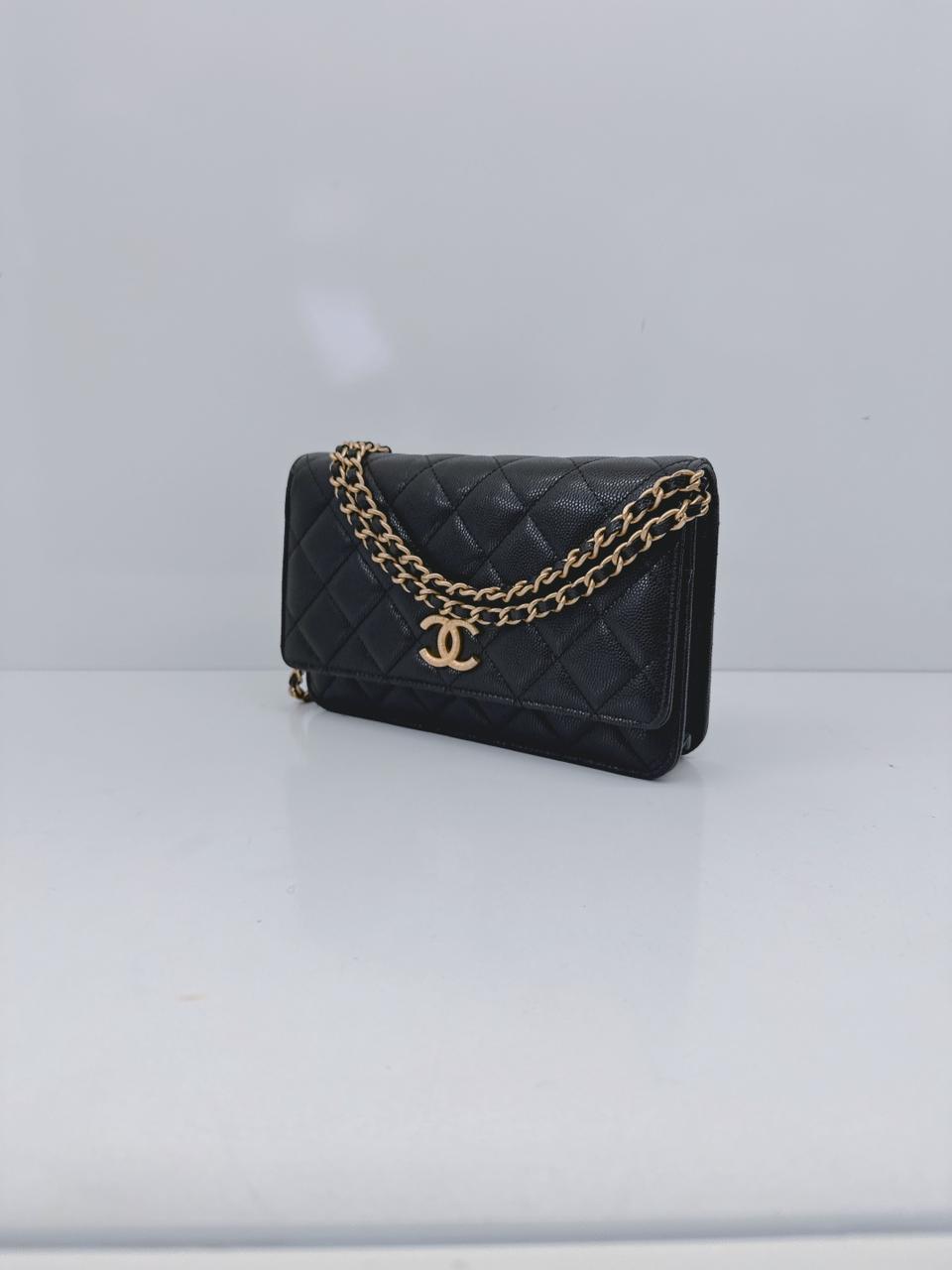 BLACK SHINY GRAINED CALFSKIN CC GOLD TONE WALLET ON CHAIN