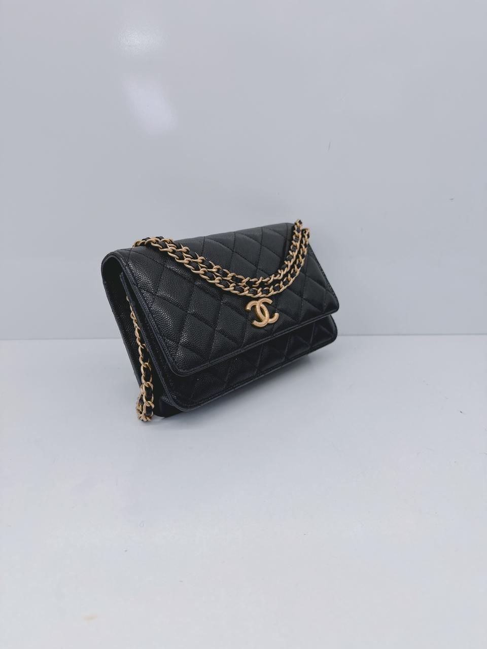 BLACK SHINY GRAINED CALFSKIN CC GOLD TONE WALLET ON CHAIN