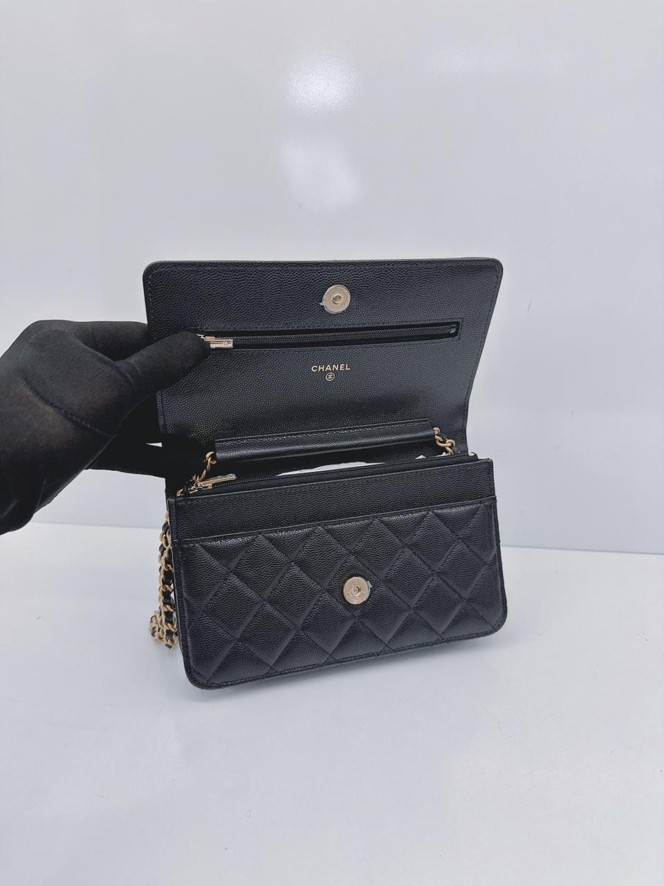 BLACK SHINY GRAINED CALFSKIN CC GOLD TONE WALLET ON CHAIN
