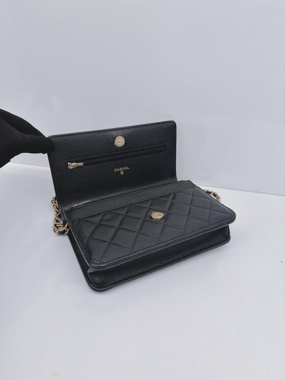 BLACK SHINY GRAINED CALFSKIN CC GOLD TONE WALLET ON CHAIN