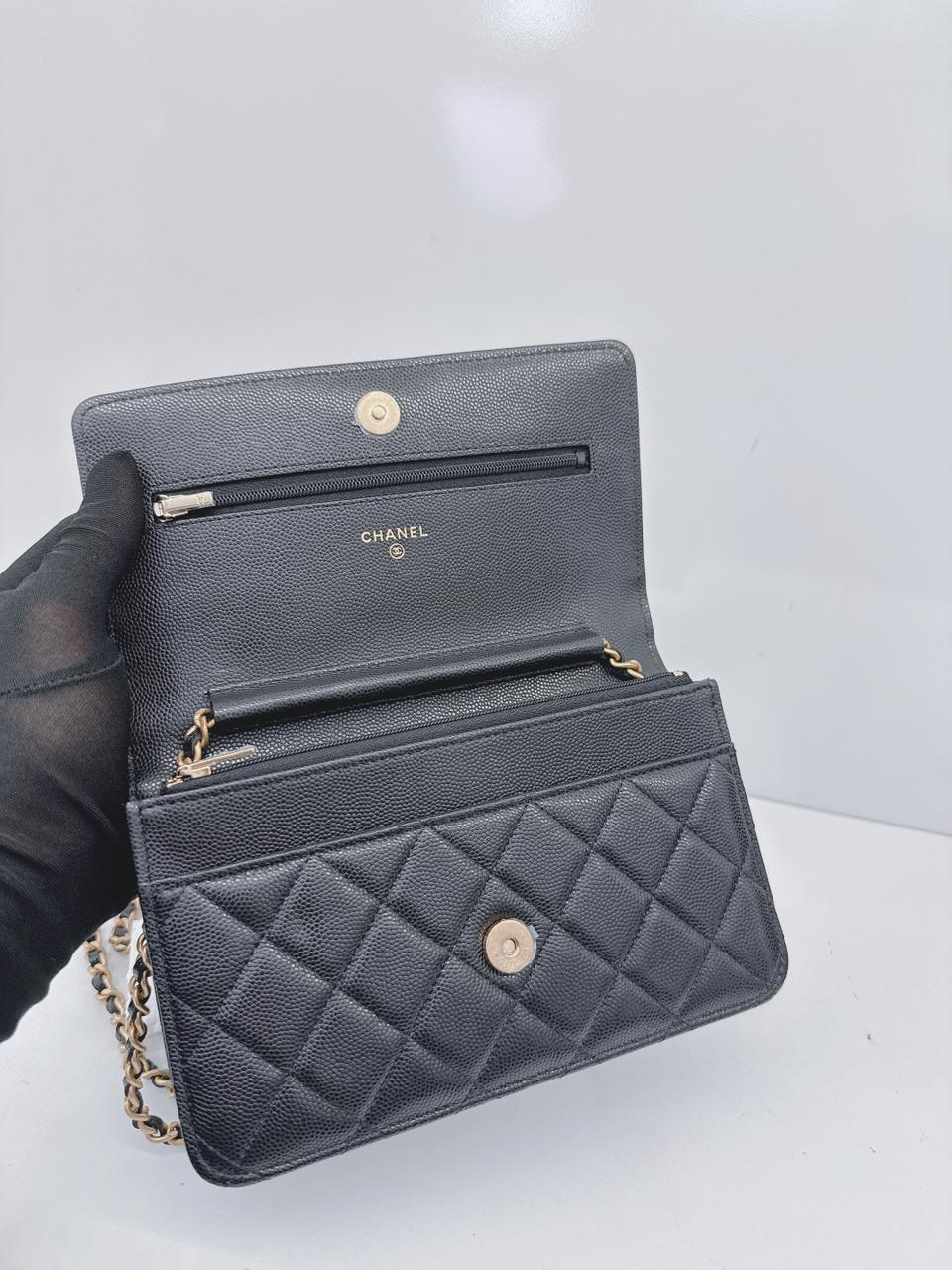 BLACK SHINY GRAINED CALFSKIN CC GOLD TONE WALLET ON CHAIN