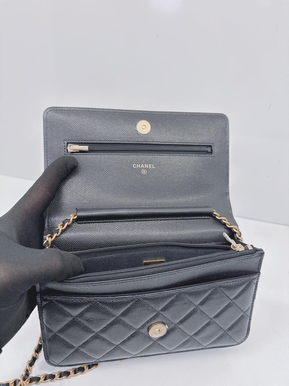 BLACK SHINY GRAINED CALFSKIN CC GOLD TONE WALLET ON CHAIN