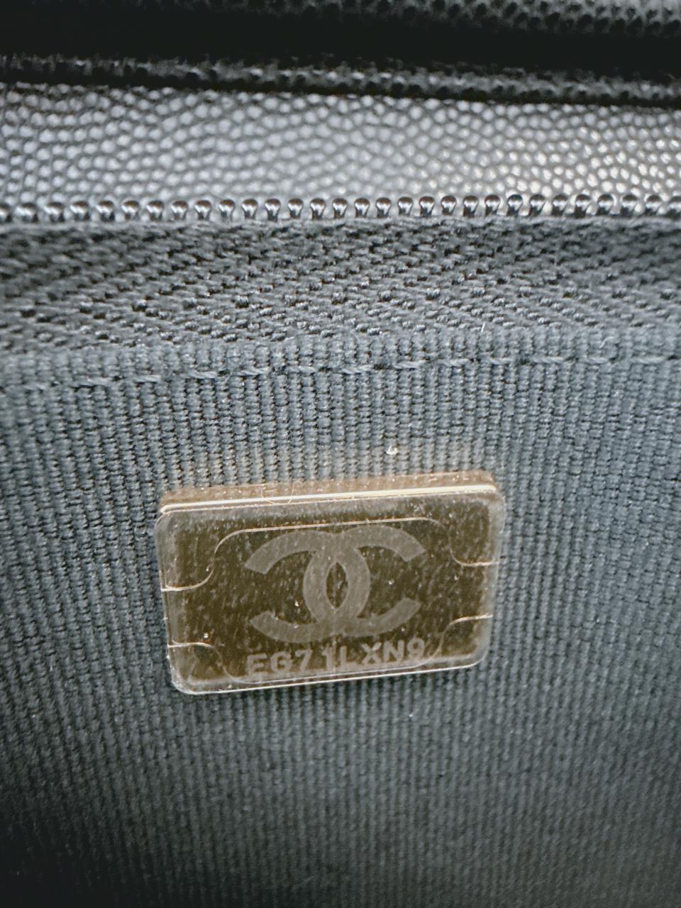 BLACK SHINY GRAINED CALFSKIN CC GOLD TONE WALLET ON CHAIN