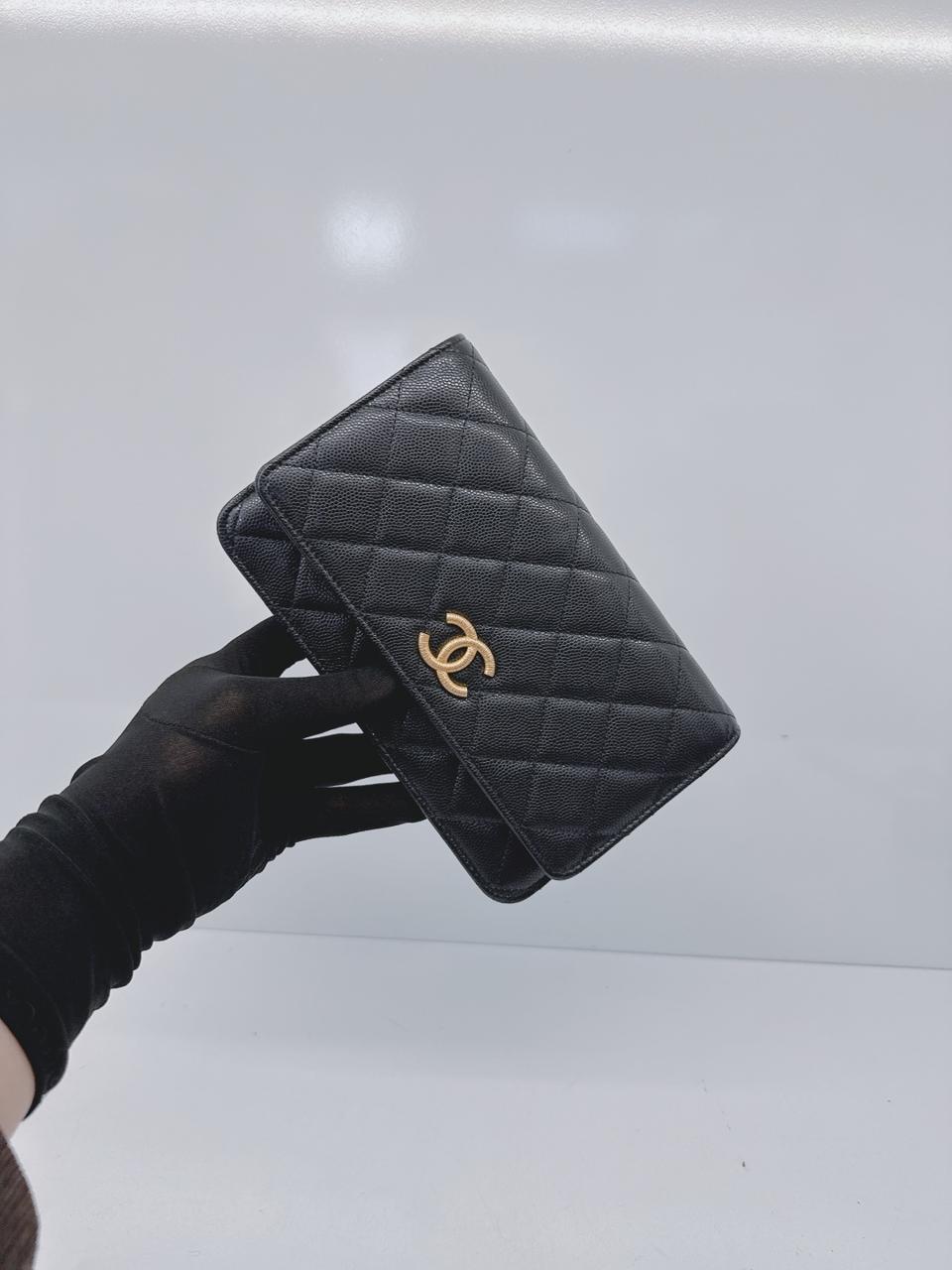 BLACK SHINY GRAINED CALFSKIN CC GOLD TONE WALLET ON CHAIN