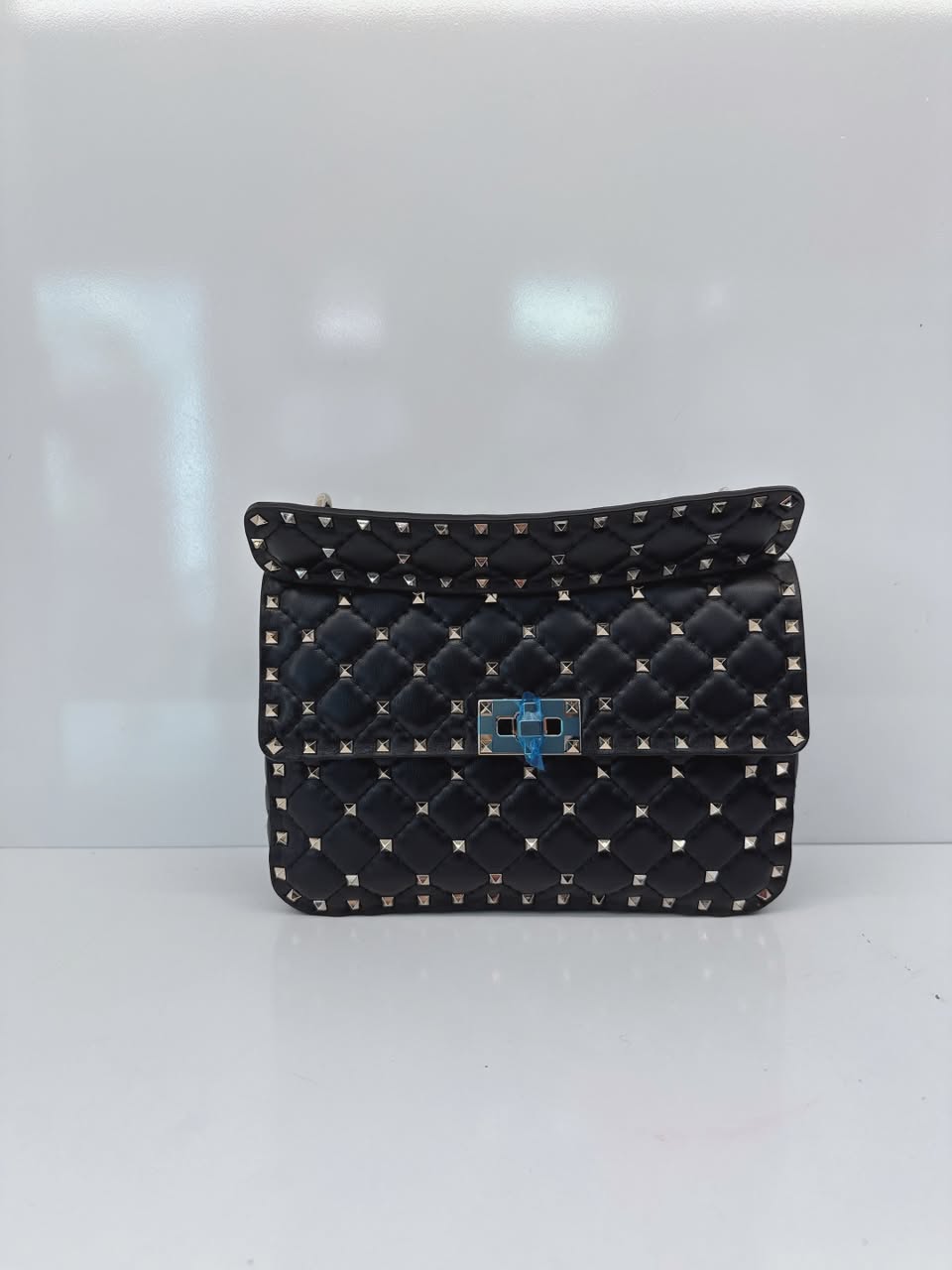 BLACK MEDIUM ROCKSTUD SPIKE CHAIN BAG IN NAPPA LEATHER