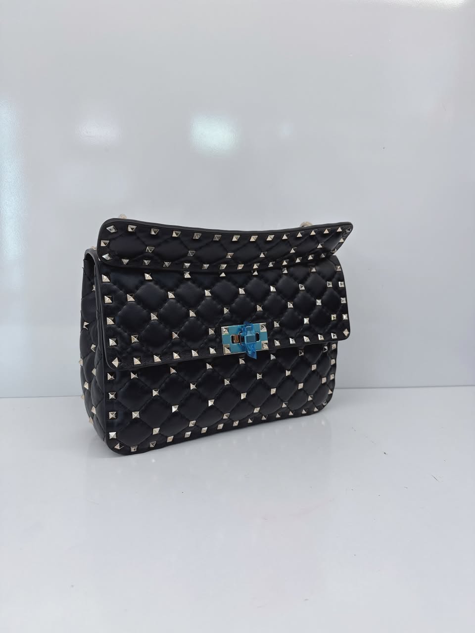 BLACK MEDIUM ROCKSTUD SPIKE CHAIN BAG IN NAPPA LEATHER