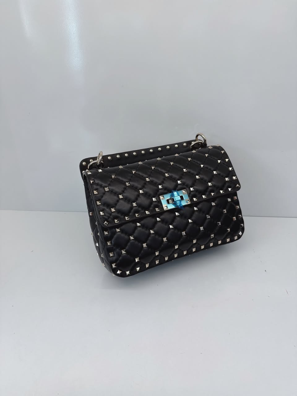 BLACK MEDIUM ROCKSTUD SPIKE CHAIN BAG IN NAPPA LEATHER