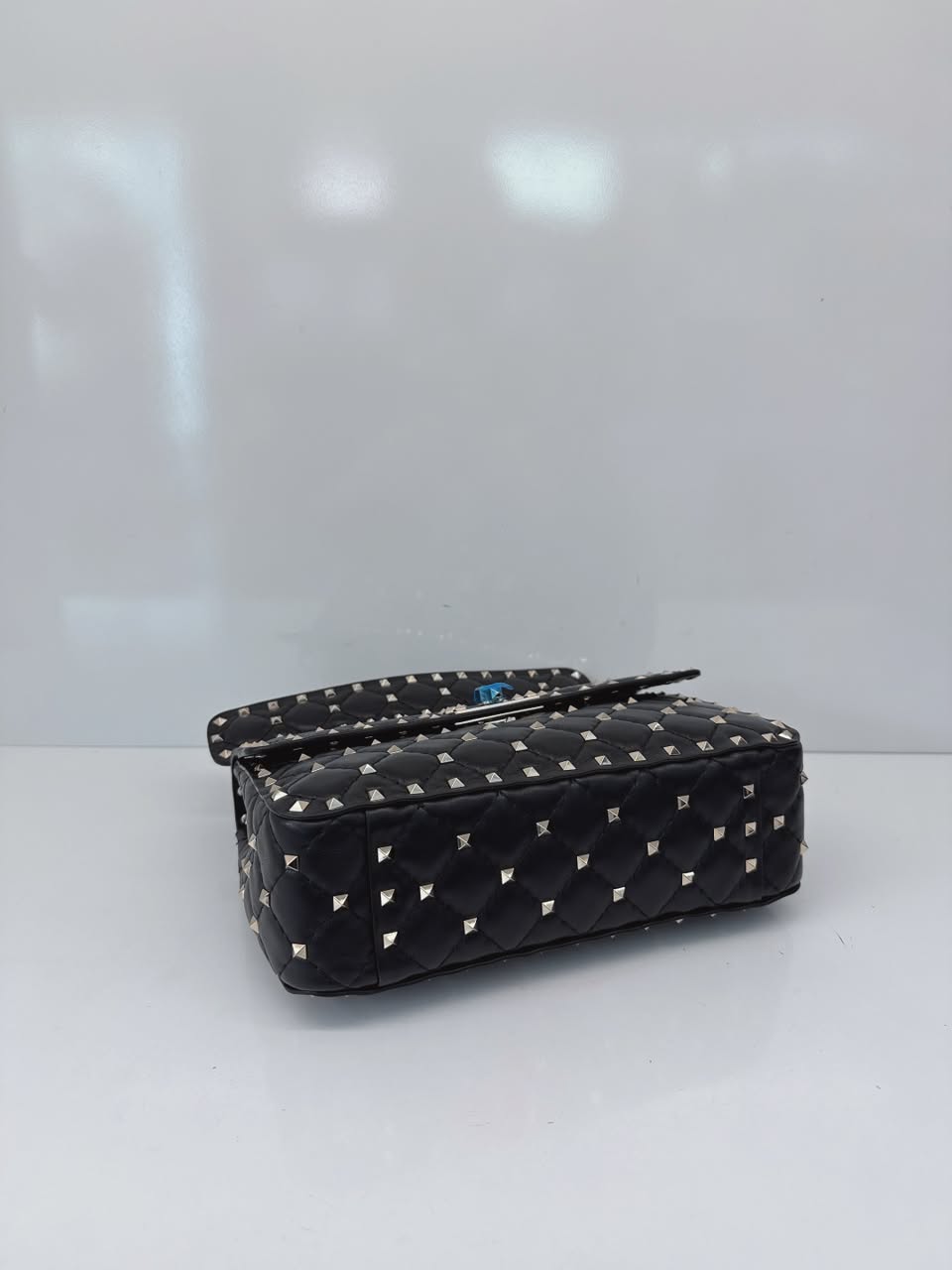 BLACK MEDIUM ROCKSTUD SPIKE CHAIN BAG IN NAPPA LEATHER
