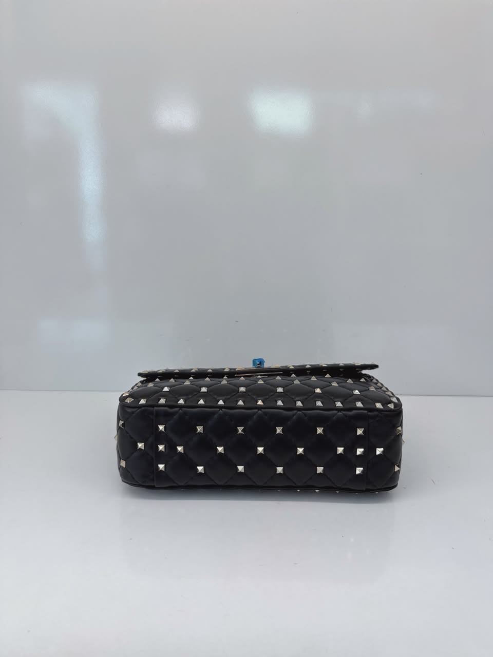 BLACK MEDIUM ROCKSTUD SPIKE CHAIN BAG IN NAPPA LEATHER
