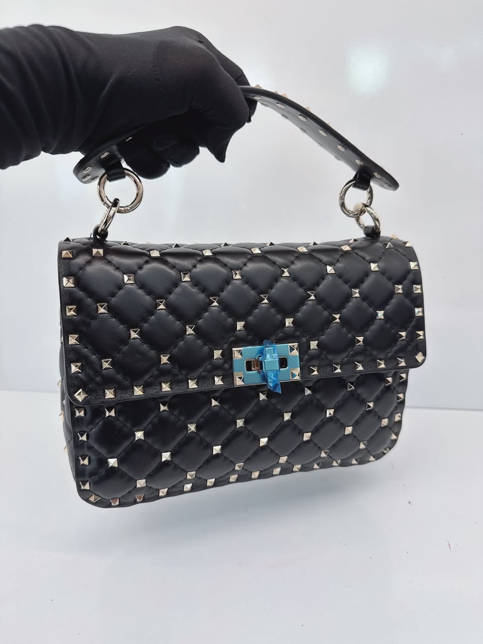 BLACK MEDIUM ROCKSTUD SPIKE CHAIN BAG IN NAPPA LEATHER