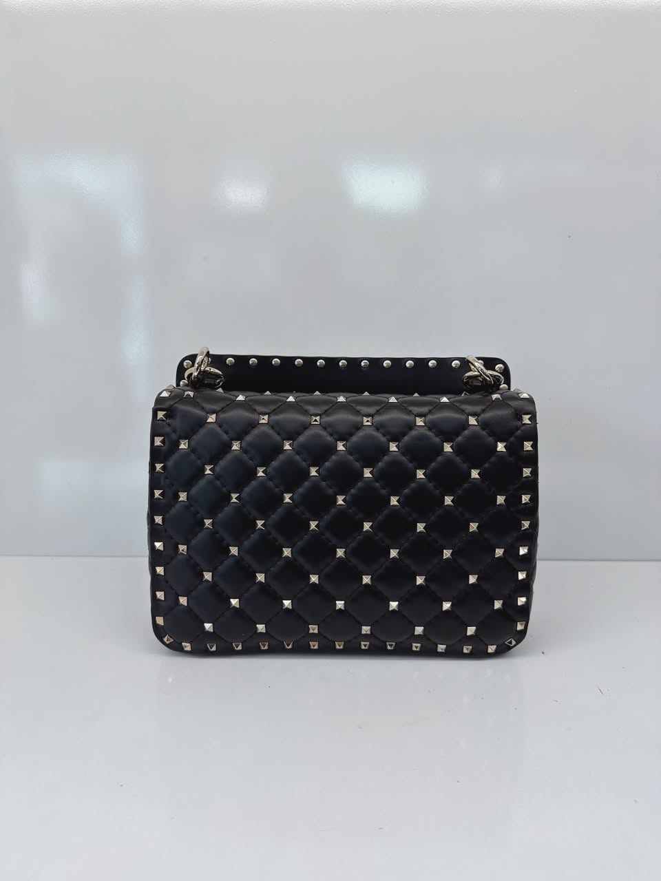 BLACK MEDIUM ROCKSTUD SPIKE CHAIN BAG IN NAPPA LEATHER