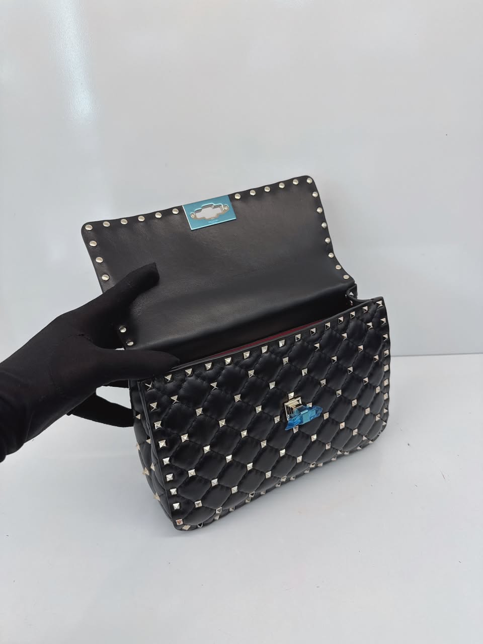 BLACK MEDIUM ROCKSTUD SPIKE CHAIN BAG IN NAPPA LEATHER