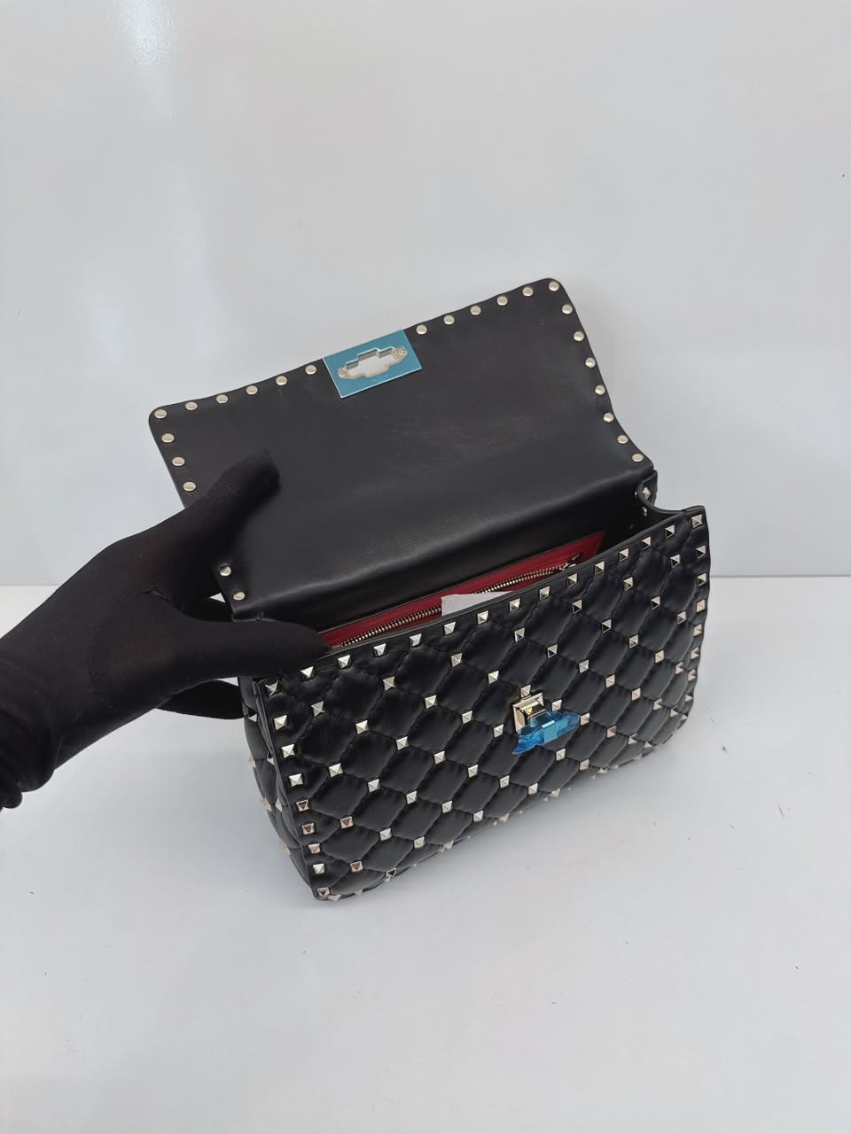 BLACK MEDIUM ROCKSTUD SPIKE CHAIN BAG IN NAPPA LEATHER