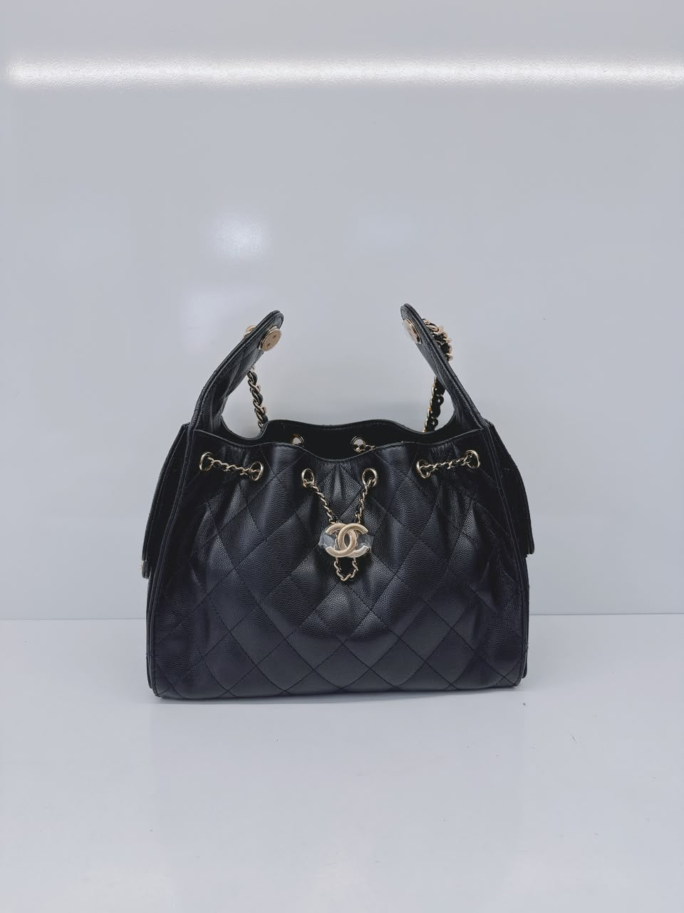 BLACK GRAINED CALFSKIN & GOLD TONE METAL CHANEL 25 SMALL HANDBAG
