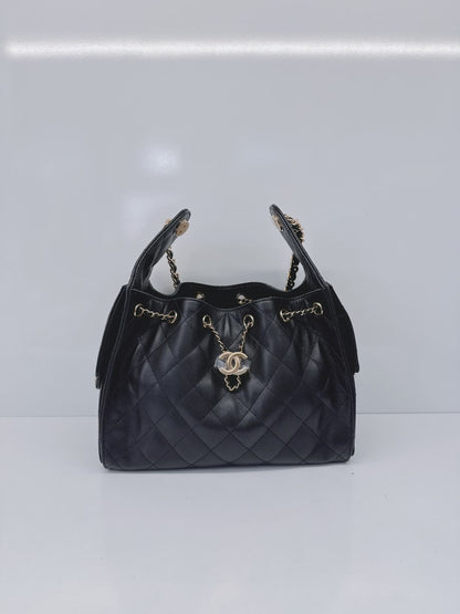 BLACK GRAINED CALFSKIN & GOLD TONE METAL CHANEL 25 SMALL HANDBAG