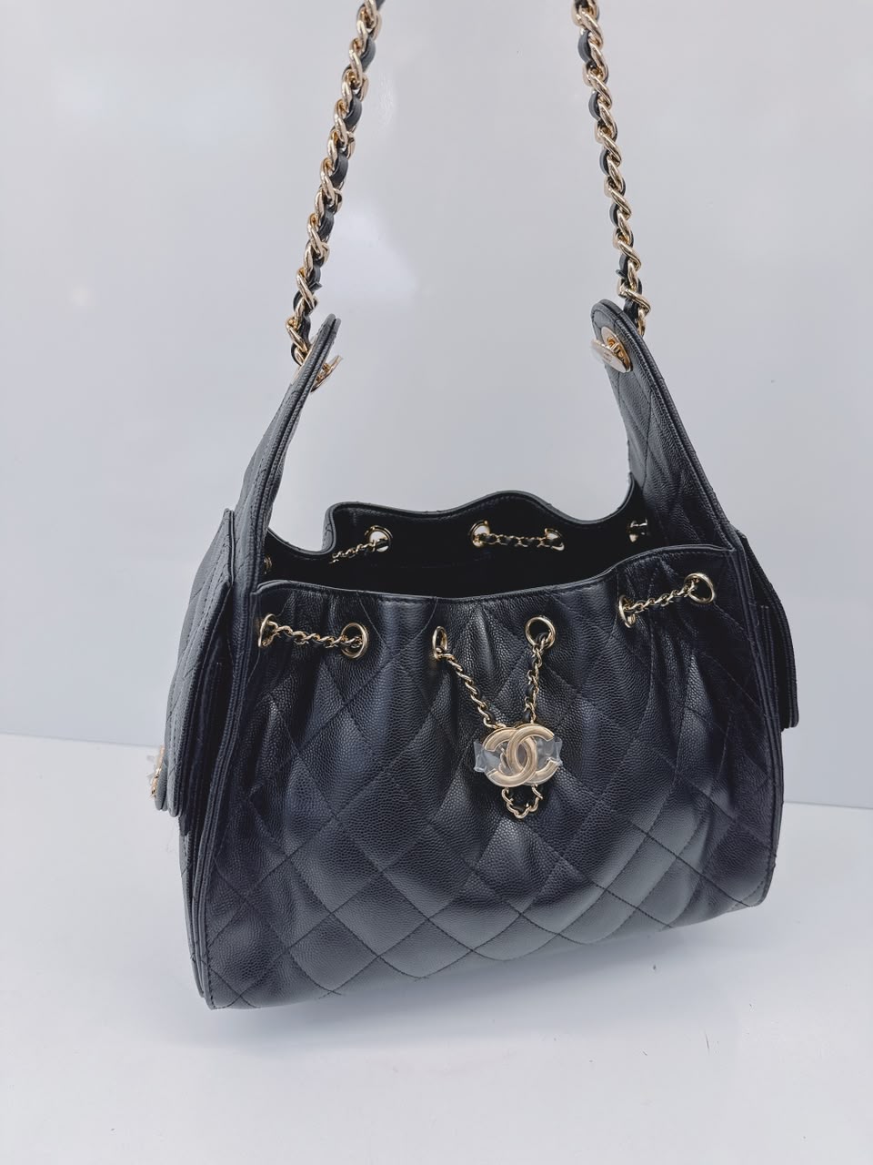 BLACK GRAINED CALFSKIN & GOLD TONE METAL CHANEL 25 SMALL HANDBAG
