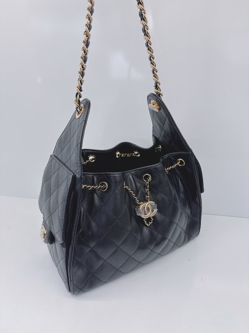 BLACK GRAINED CALFSKIN & GOLD TONE METAL CHANEL 25 SMALL HANDBAG