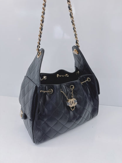 BLACK GRAINED CALFSKIN & GOLD TONE METAL CHANEL 25 SMALL HANDBAG