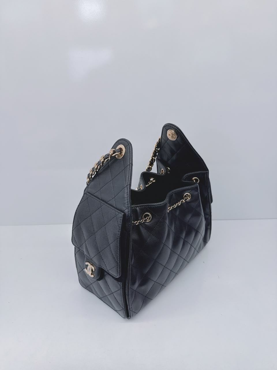 BLACK GRAINED CALFSKIN & GOLD TONE METAL CHANEL 25 SMALL HANDBAG