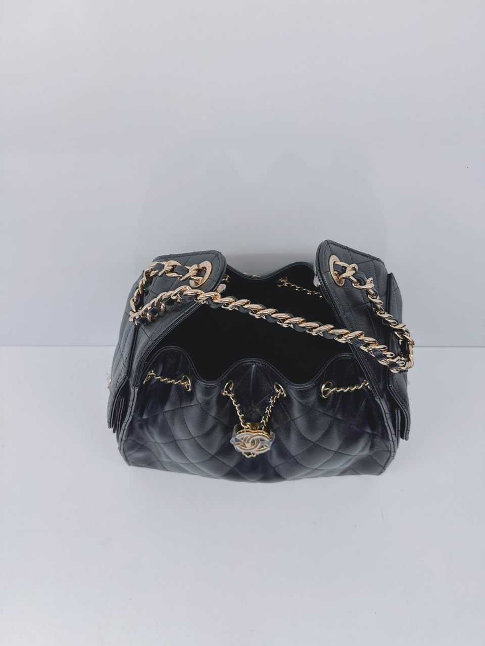 BLACK GRAINED CALFSKIN & GOLD TONE METAL CHANEL 25 SMALL HANDBAG