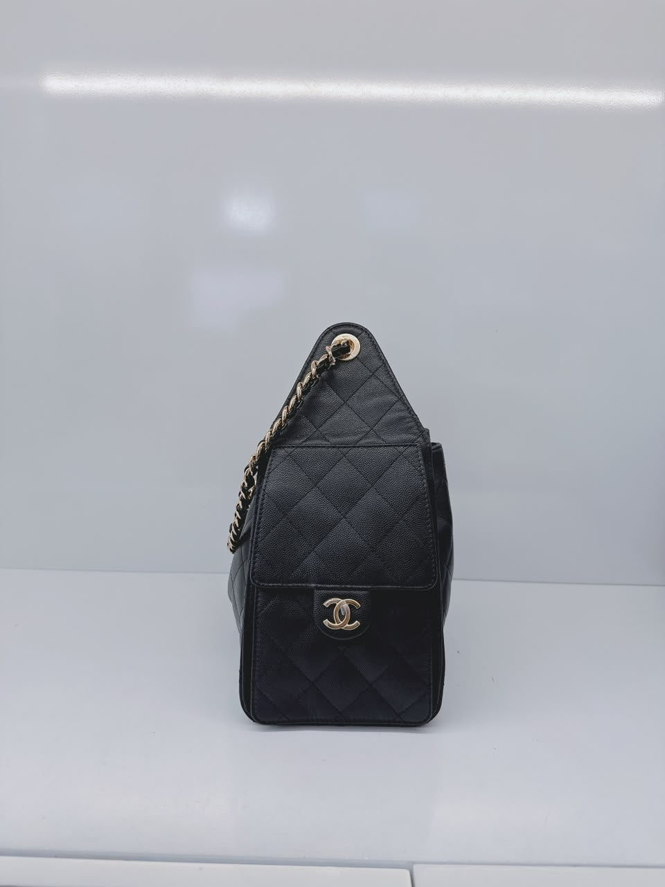 BLACK GRAINED CALFSKIN & GOLD TONE METAL CHANEL 25 SMALL HANDBAG