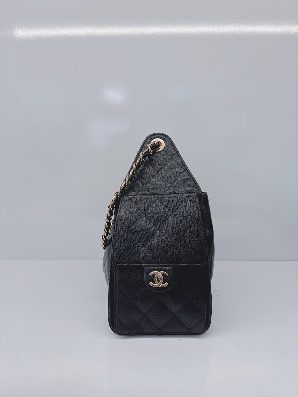 BLACK GRAINED CALFSKIN & GOLD TONE METAL CHANEL 25 SMALL HANDBAG