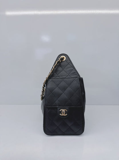 BLACK GRAINED CALFSKIN & GOLD TONE METAL CHANEL 25 SMALL HANDBAG