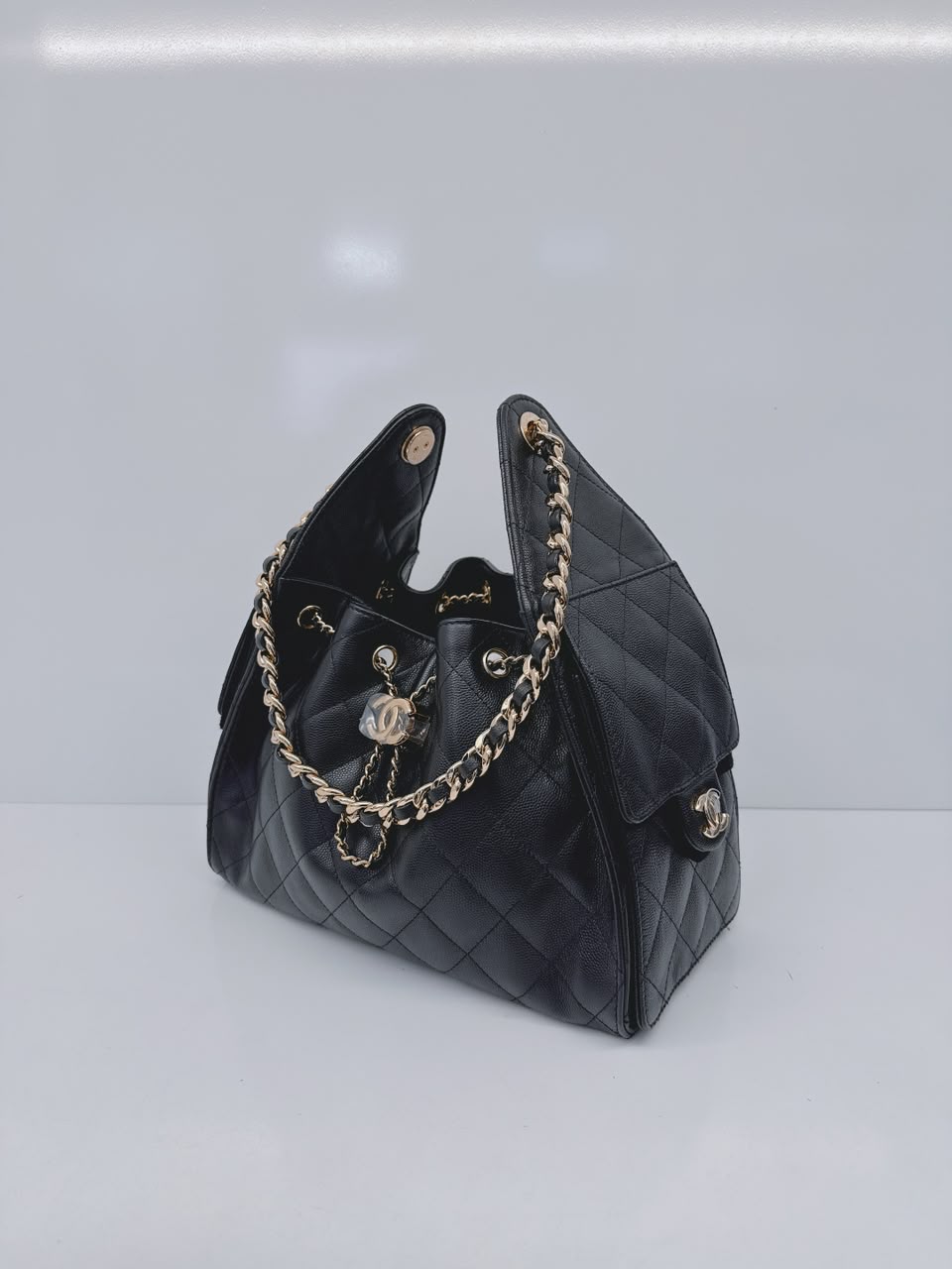 BLACK GRAINED CALFSKIN & GOLD TONE METAL CHANEL 25 SMALL HANDBAG