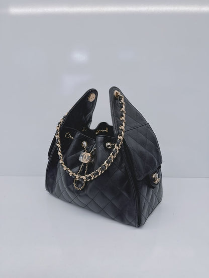 BLACK GRAINED CALFSKIN & GOLD TONE METAL CHANEL 25 SMALL HANDBAG
