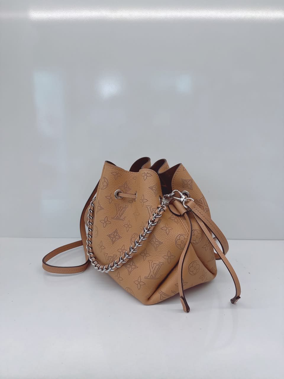 BEIGE MAHINA LEATHER BELLA BAG