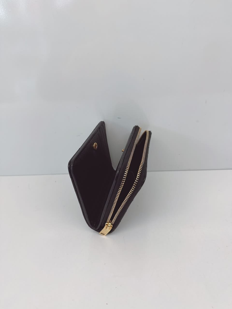 BLACK GRAIN DE POUDRE CASSANDRE MATELASSE COMPACT ZIP AROUND WALLET