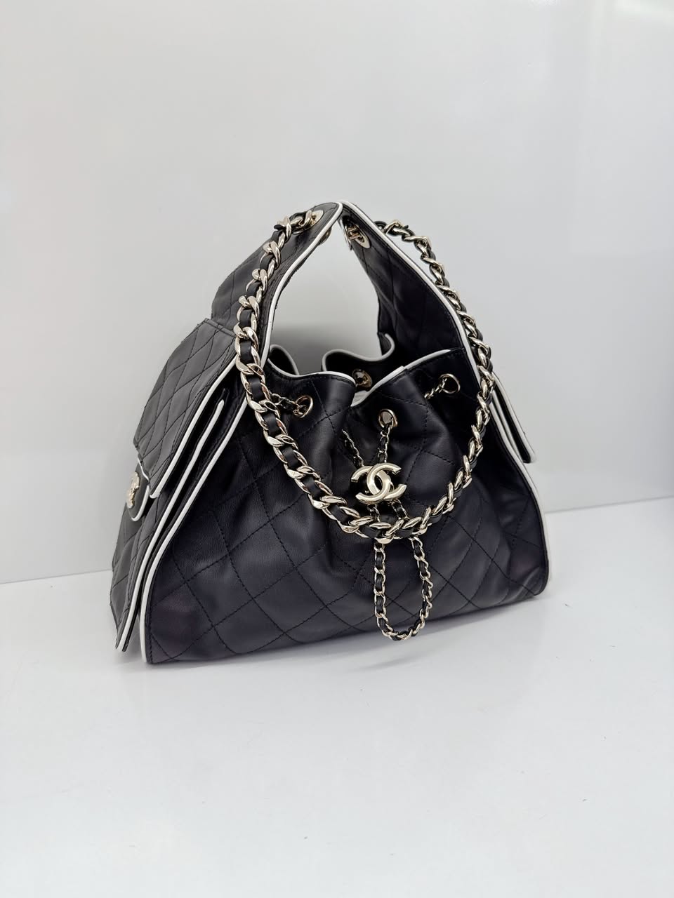 BLACK WHITE CALFSKIN CHANEL 25 SMALL HANDBAG GOLD-TONE METAL