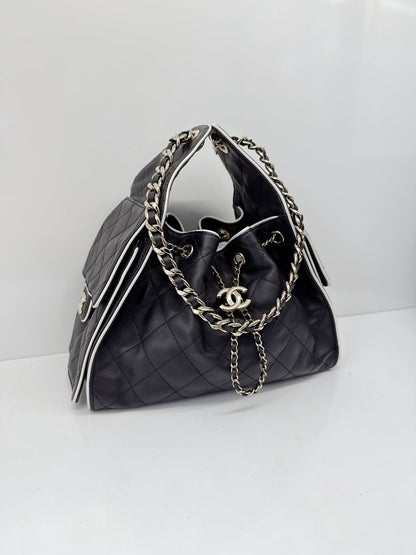 BLACK WHITE CALFSKIN CHANEL 25 SMALL HANDBAG GOLD-TONE METAL