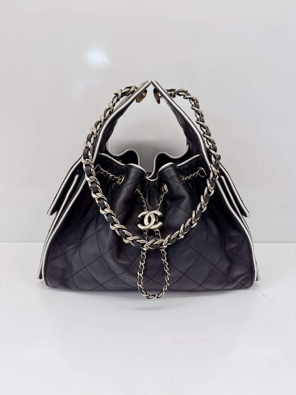 BLACK WHITE CALFSKIN CHANEL 25 SMALL HANDBAG GOLD-TONE METAL