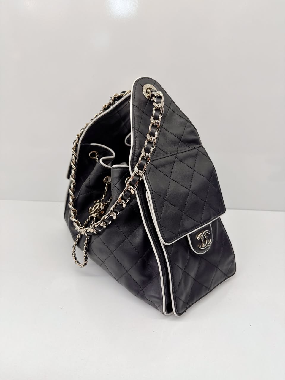 BLACK WHITE CALFSKIN CHANEL 25 SMALL HANDBAG GOLD-TONE METAL