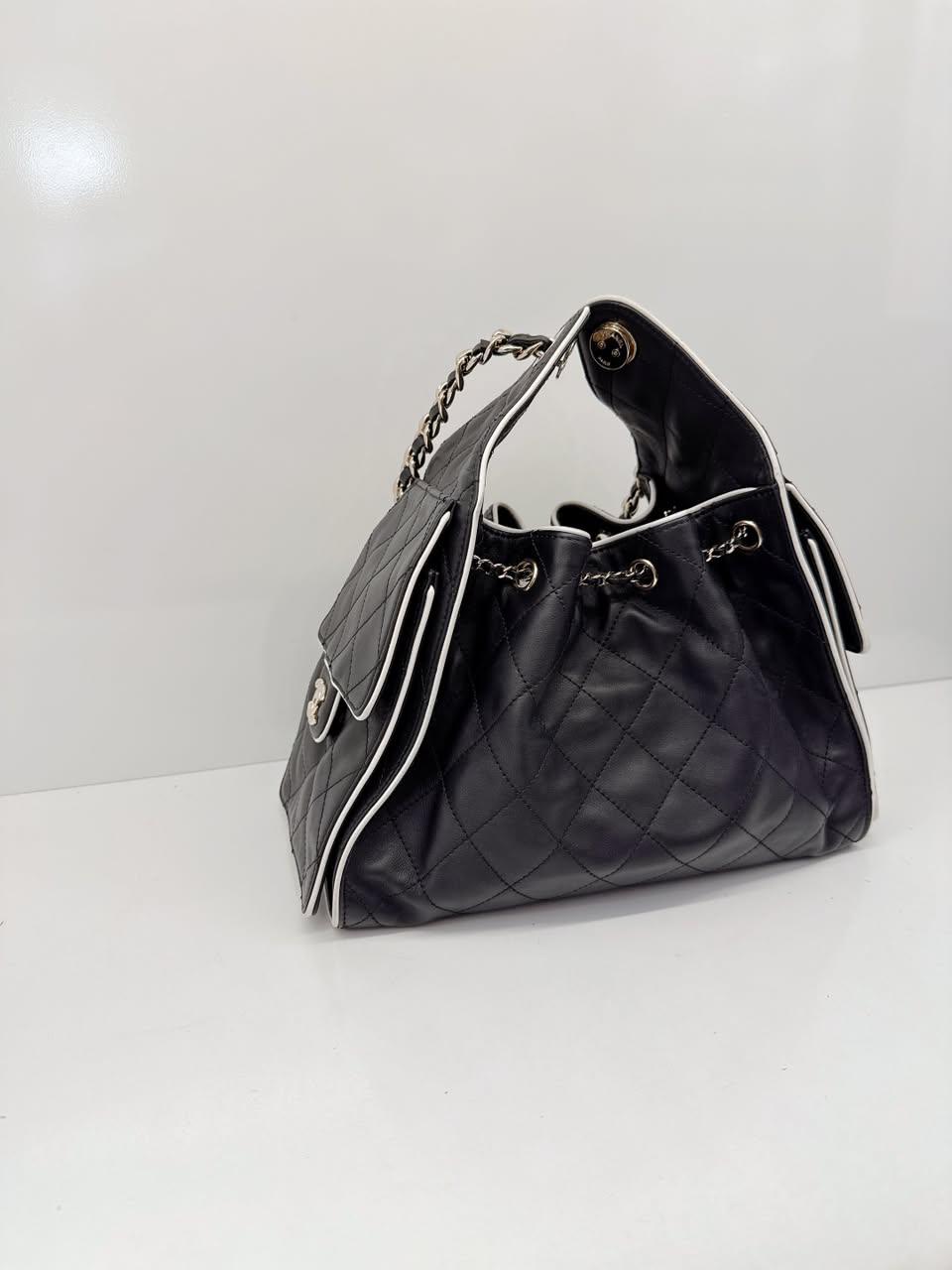 BLACK WHITE CALFSKIN CHANEL 25 SMALL HANDBAG GOLD-TONE METAL