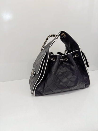 BLACK WHITE CALFSKIN CHANEL 25 SMALL HANDBAG GOLD-TONE METAL