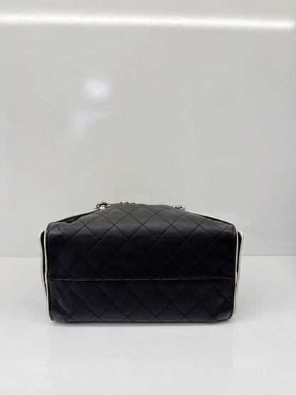 BLACK WHITE CALFSKIN CHANEL 25 SMALL HANDBAG GOLD-TONE METAL