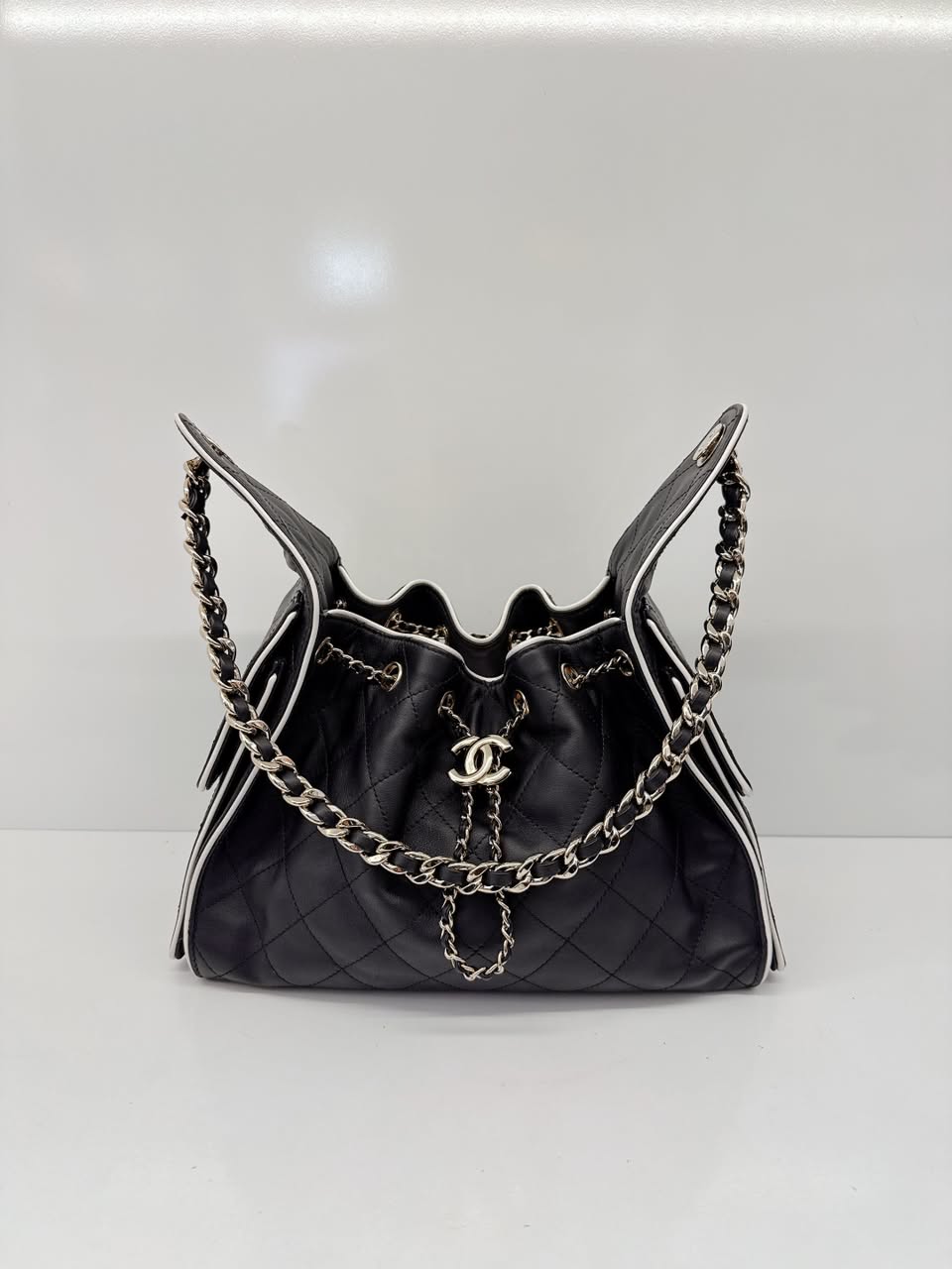 BLACK WHITE CALFSKIN CHANEL 25 SMALL HANDBAG GOLD-TONE METAL